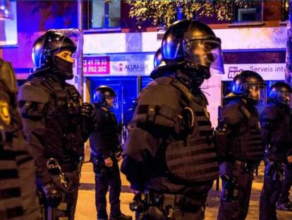 Agentes de los 'mossos', en la protesta por el segundo aniversario del 1-O en Girona.