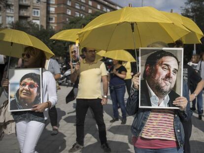 Protesta en el centro de Barcelona este lunes tras conocerse la sentencia del 'procés'. En vídeo, los altercados en el Prat.