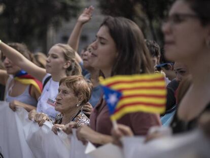 Protesta por la sentencia del 'proces' en la plaza de Cataluña. En vídeo, los altercados en el aeropuerto de El Prat.