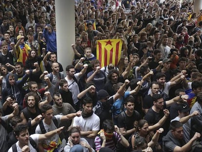 Miles de personas se agolpan ante el Aeropuerto del Prat en protesta por la condena a los líderes del 'procés'. En vídeo, los altercados.