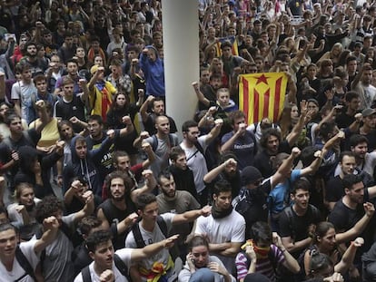 Miles de personas se agolpan ante el Aeropuerto del Prat en protesta por la condena a los líderes del 'procés'. En vídeo, los altercados.