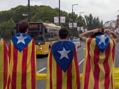 Varios jóvenes cortan el tráfico en el Pont Vell de Lleida en protesta por la sentencia del procés. En vídeo, las reacciones de los principales líderes políticos.