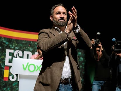 Santiago Abascal, este martes en un acto celebrado en Ávila. En vídeo, Javier Ortega Smith en un mitín de Vox en Ciudad Real.