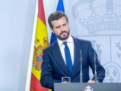 El presidente del PP, Pablo Casado en rueda de prensa en La Moncloa. En vídeo, declaraciones de Casado tras su reunión con Sánchez.