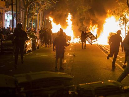 En la foto disturbios en el centro de Barcelona en las inmediaciones de la sede de la Delegación de Gobierno este martes. En vídeo, las protestas de este miércoles en Barcelona.