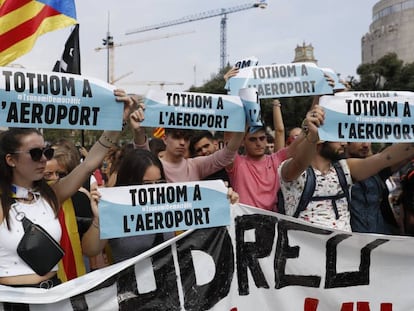 Unos manifestantes en la plaza de Cataluña de Barcelona convocan a acudir al Aeropuerto de El Prat (Barcelona) para protestar por la sentencia del 'procés', este lunes.En vídeo, la aplicación de móvil de Tsunami Democràtic.