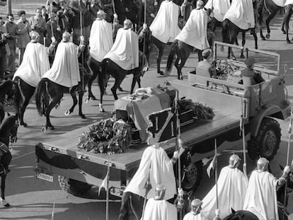 Traslado del cortejo con los restos mortales de Franco al Valle de los Caídos cubierto con una bandera del Águila de San Juan. En vídeo, las claves de la exhumación de Franco.