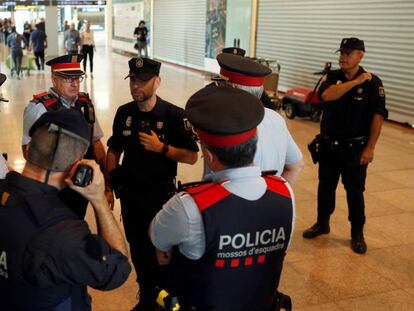 Mandos de la Policía Nacional y los Mossos se coordinan a la espera de protestas en el aeropuerto de El Prat. En vídeo, así fue la jornada del 1-O.