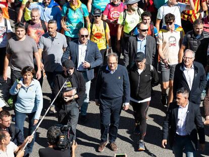 El presidente catalán, Quim Torra, en la marcha de protesta que este miércoles arrancó desde Girona y que llegará el viernes a Barcelona. En vídeo, Torra considera que los autores de los destrozos son "infiltrados".