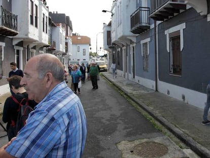 Un periodista mira por el buzón de la casa ocupada en el número 66 de la calle Progreso. En vídeo, un grupo de okupas se mete en casa de una señora de 94 años en Portugalete.