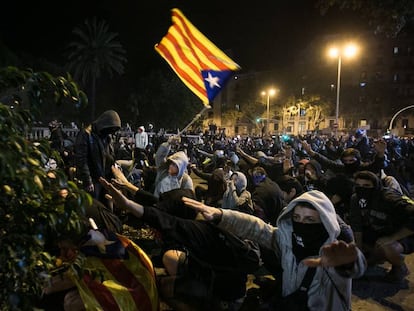 Jóvenes durante los disturbios del miércoles en Barcelona. En vídeo, los incidentes.