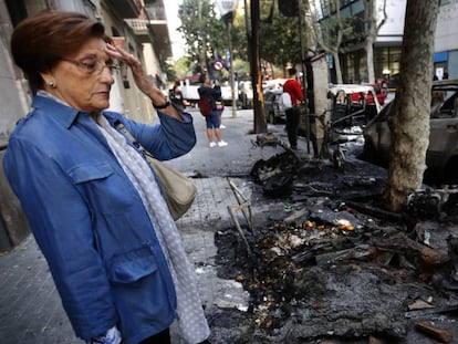 Una mujer contempla este jueves los destrozos producidos en las calles de Barcelona tras la sentencia del 'procés'. En vídeo, el testimonio de algunos afectados.