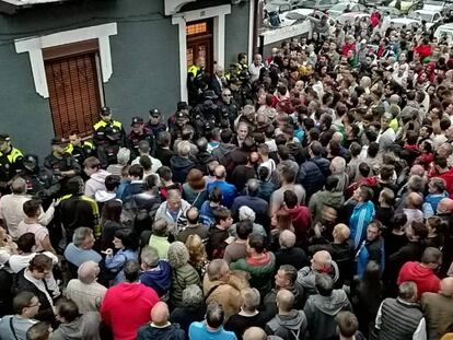 Centenares de personas presionan para que los okupas desalojen la vivienda de Victoria de Castro, en Portugalete.