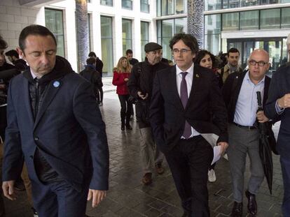 Puigdemont sale de la Fiscalía de Bruselas acompañado de su abogado Gonzalo Boye (a su lado), Josep María Matamala (derecha) y un miembro de su equipo de seguridad. En vídeo, sus declaraciones a los medios.