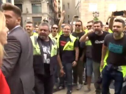 La diputada del PP Cayetana Álvarez de Toledo se enfrenta a unos huelguistas este viernes en Barcelona. En vídeo, la secuencia completa.