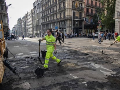 Operarios del Ayuntamiento de Barcelona y comerciantes limpian los desperfectos en Via Laietana. En vídeo, el día después tras la noche más violenta en Barcelona.