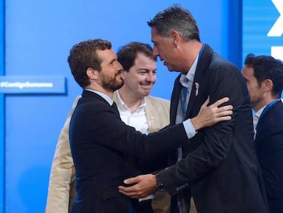 El líder del PP, Pablo Casado, saluda al líder del PP de Badalona, Xavier García Albiol, este sábado en Valladolid. En vídeo, la intervención de Casado.