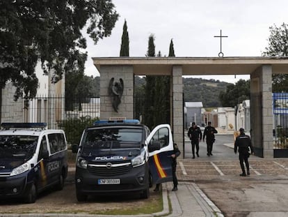 Agentes del Cuerpo Nacional de Policía custodian, este sábado, el acceso al cementerio de El Pardo-Mingorrubio en Madrid. En vídeo, cronología y claves de la exhumación.