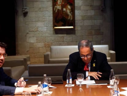 El 'president' Quim Torra, durante la reunión que mantuvo este sábado con su vicepresidente, Pere Aragonés (i) y varios alcaldes de capitales catalanas para analizar los incidentes durante las protestas por la sentencia del 'procés'. En vídeo, declaraciones de Torra.