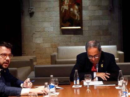 El 'president' Quim Torra, durante la reunión que mantuvo este sábado con su vicepresidente, Pere Aragonés (i) y varios alcaldes de capitales catalanas para analizar los incidentes durante las protestas por la sentencia del 'procés'. En vídeo, declaraciones de Torra.