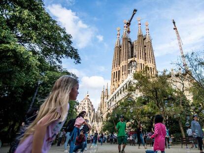 Turistas, el sábado, en el entorno de la Sagrada Familia de Barcelona. En vídeo, varios manifestantes independentistas evitan episodios violentos en la sexta noche de protestas en Barcelona.