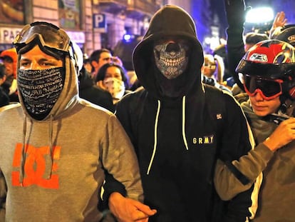Varios encapuchados, durante la protesta del sábado en Barcelona. En vídeo, los disturbios desde dentro.