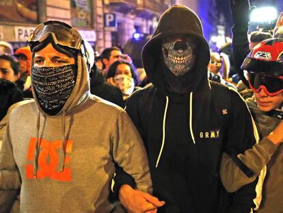 Varios encapuchados, durante la protesta del sábado en Barcelona. En vídeo, los disturbios desde dentro.