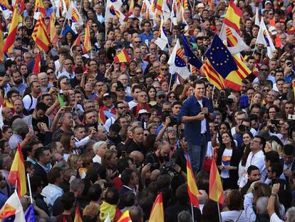 El líder de Ciudadanos, Albert Rivera, en la concentración de la plaza de Sant Jaume, en Barcelona. En vídeo, Ciudadanos y PP piden a Sánchez que no ofrezca concesiones a Torra.