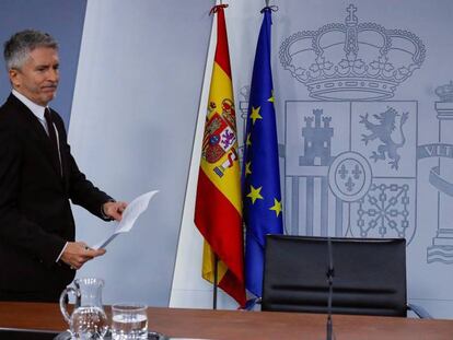 El ministro del Interior en funciones, Fernando Grande-Marlaska, este domingo, al inicio de la rueda de prensa en el palacio de la Moncloa. En vídeo, declaraciones de Marlaska.