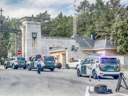 Vehículos de la Guardia Civil entran en el Valle de los Caídos el pasado 11 de octubre.