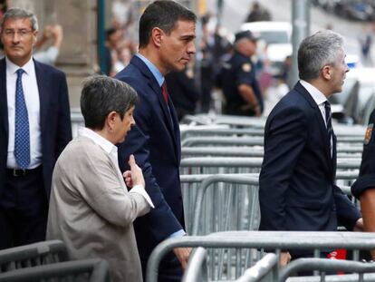 Pedro Sánchez llega a la Jefatura Superior de Policía en Barcelona. En vídeo, delcaraciones de Sánchez a los agentes.