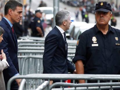 Pedro Sánchez llega a la Jefatura Superior de Policía en Barcelona. En vídeo, delcaraciones de Sánchez a los agentes.