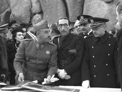 El dictador Francisco Franco en una visita al Valle de los Caídos para revisar los planos de las obras. En vídeo, imágenes a color de una visita del dictador a Cuelgamuros.