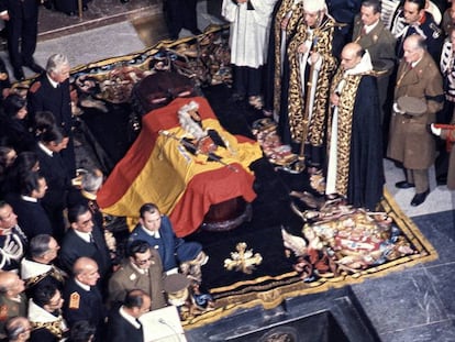 Vista del féretro, durante el funeral de Franco en 1975. En vídeo, cronología de una exhumación.
