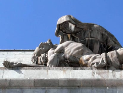 Imagen de la Piedad, en el Valle de los Caídos. Franco hizo cambiar la original porque le parecía "un murciélago". En vídeo, recorrido por el Valle.