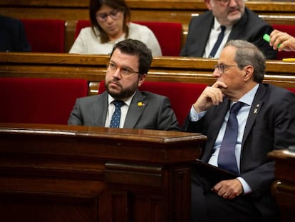 El vicepresidente y el presidente de la Generalitat, Pere Aragonès y Quim Torra, sentados en sus escaños en el Parlament. En vídeo, la portavoz de JxCat, Laura Borràs, en una rueda de prensa.