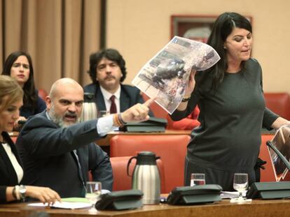 Macarena Olona, secretaria general del grupo de Vox en el Congreso. En vídeo, el momento de la discusión.