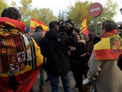 Simpatizantes franquistas este jueves en el cementerio de Mingorrubio.