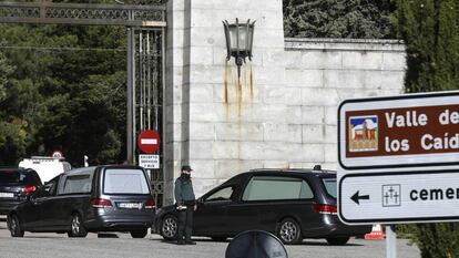 Coches fúnebres en la entrada del Valle de los Caídos, este lunes. En vídeo, imágenes de este miércoles del último ensayo antes de la exhumación de Franco.