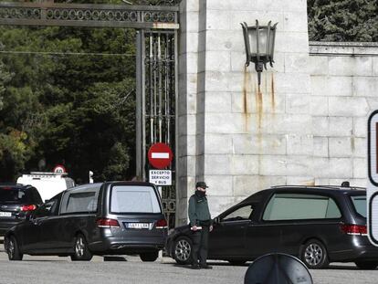 Coches fúnebres en la entrada del Valle de los Caídos, este lunes. En vídeo, imágenes de este miércoles del último ensayo antes de la exhumación de Franco.