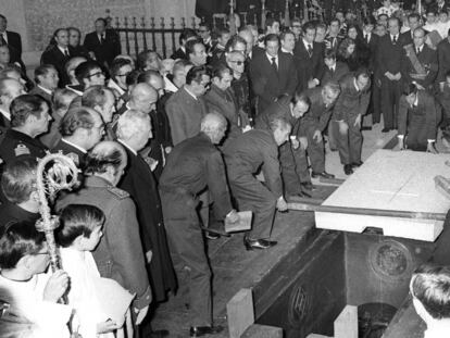 Colocación de la losa de granito de 1.500 kilos sobre el ataúd con los restos de Francisco Franco, que acababan de llegar al Valle los Caídos desde el Palacio Real. En vídeo, el sepelio entero de Francisco Franco, llevado a cabo el 23 de noviembre de 1975.
