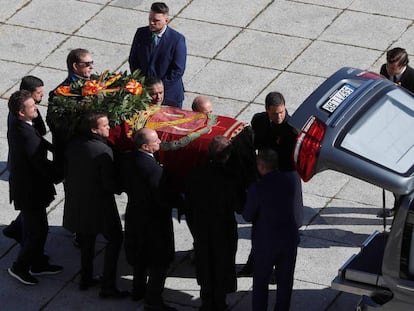 Los familiares de Franco introducen el cuerpo en el coche fúnebre este jueves. En el vídeo, el momento en el que los familiares gritan ¡Viva España!, ¡Viva Franco!.