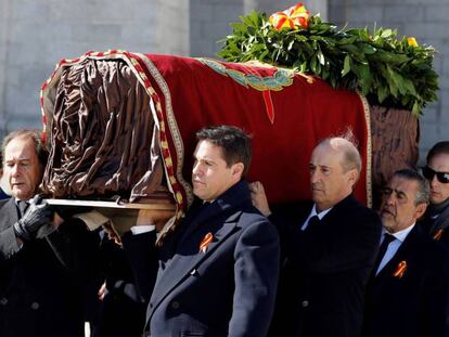 Los familiares de Franco trasladan el féretro del dictador. En vídeo, así ha sido la exhumación.