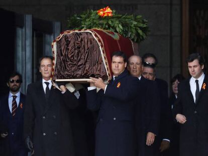 Los familiares de Francisco Franco trasladan a hombros el féretro. En vídeo, así ha sido la exhumación e inhumación de Franco.