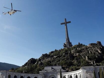 El helicóptero con el féretro de Francisco Franco abandona el Valle de los Caídos. En vídeo, la vicepresidenta del Gobierno en funciones, Carmen Calvo, habla sobre el futuro de la abadía.
