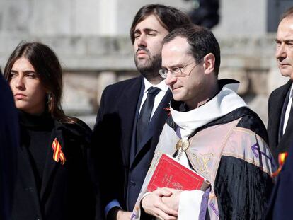 El prior Cantera, junto a los familiares de Franco tras introducir el féretro en el vehículo funerario. en vídeo, así ha sido la exhumación.