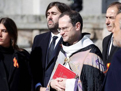 El prior Cantera, junto a los familiares de Franco tras introducir el féretro en el vehículo funerario. en vídeo, así ha sido la exhumación.