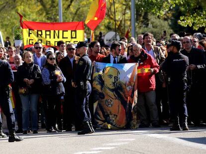 Un grupo de personas espera en Mingorrubio la llegada de los restos de Franco. En vídeo, Tejero es recibido entre aplausos a su llegada al cementerio.