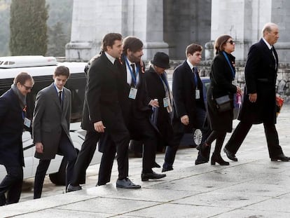 La familia Franco, a su llegada al Valle de los Caídos.