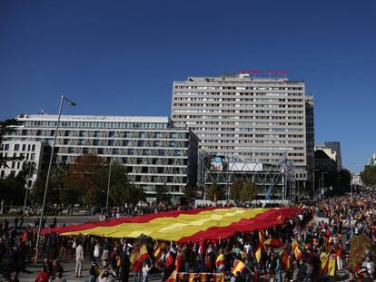 Llegada de la gigantesca bandera española al mitin de Vox celebrado en la plaza de Colón este sábado. En vídeo, declaraciones de Santiago Abascal.